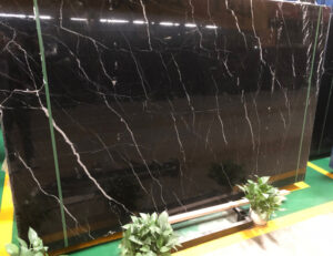 Мрамор Nero Marquina